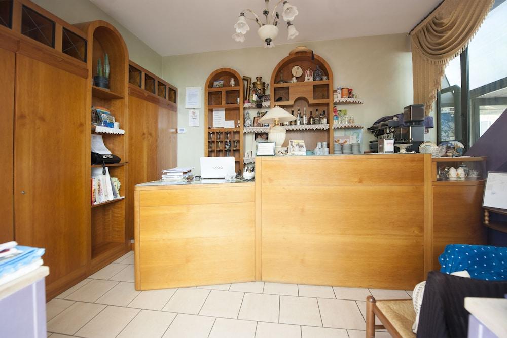 Hotel Athena Spoleto Bagian luar foto