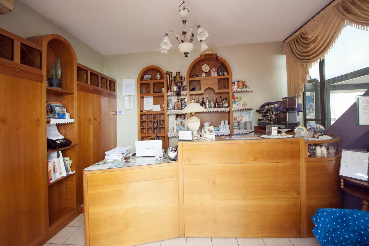 Hotel Athena Spoleto Bagian luar foto