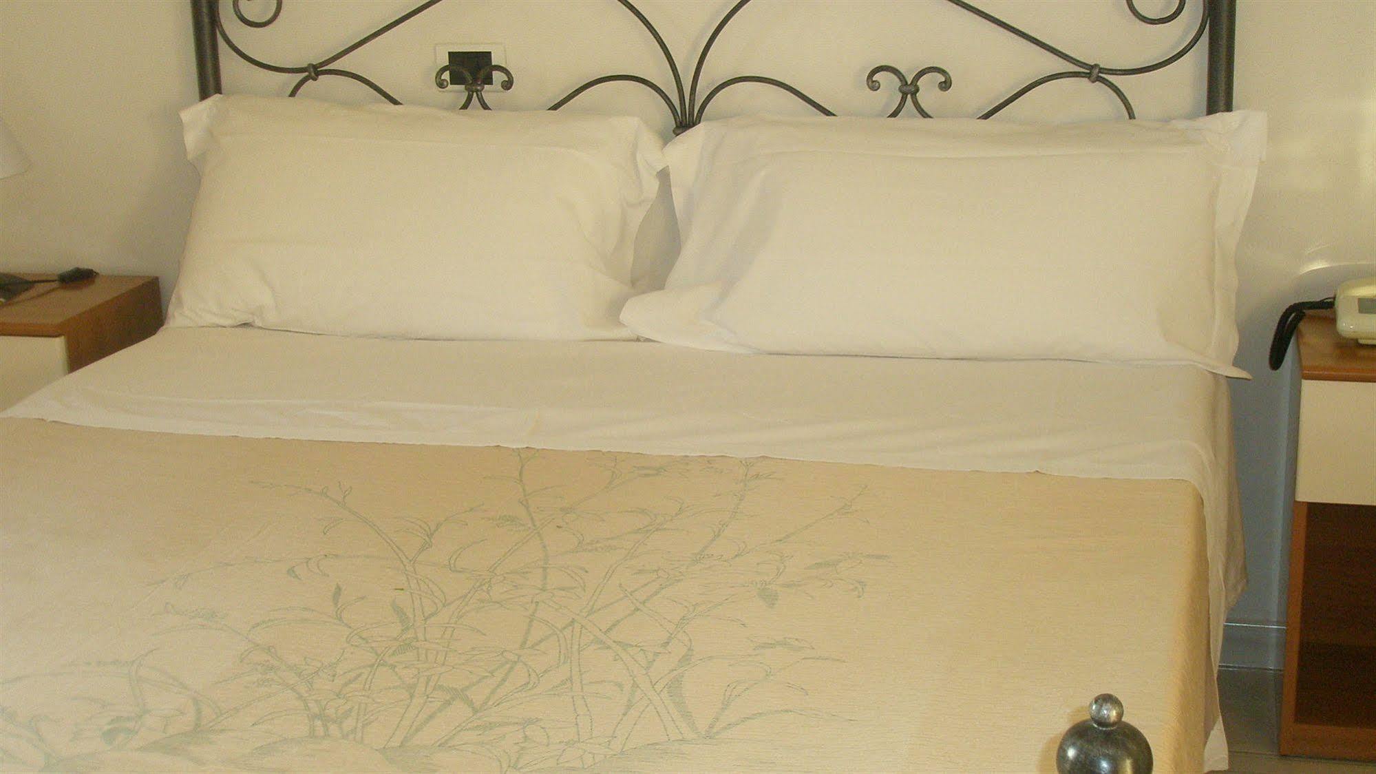 Hotel Athena Spoleto Bagian luar foto
