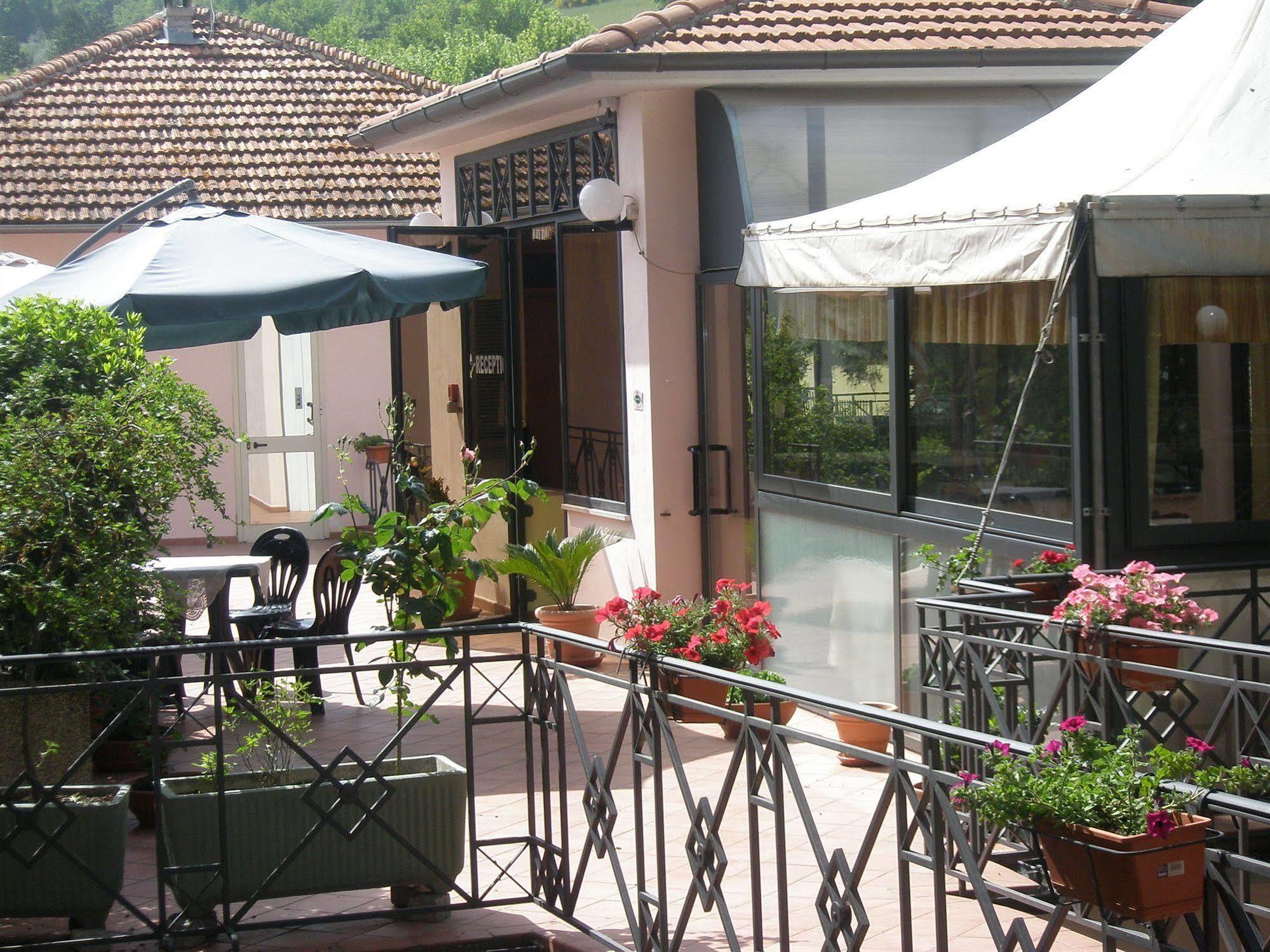 Hotel Athena Spoleto Bagian luar foto