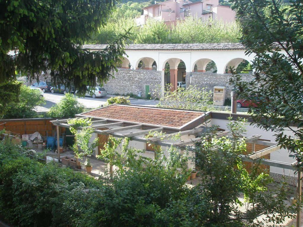 Hotel Athena Spoleto Bagian luar foto