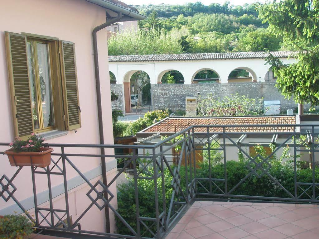 Hotel Athena Spoleto Bagian luar foto