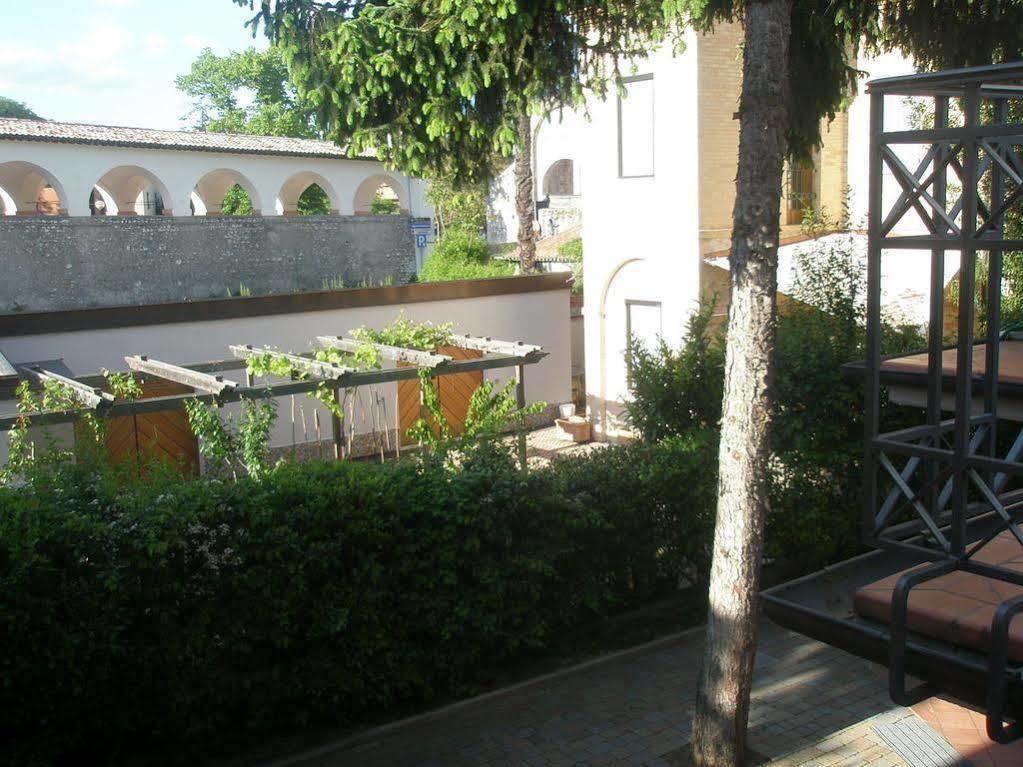 Hotel Athena Spoleto Bagian luar foto