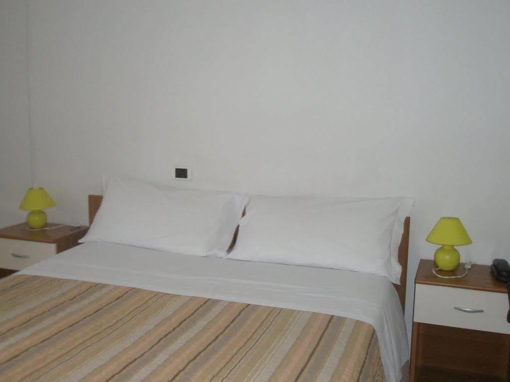 Hotel Athena Spoleto Bagian luar foto