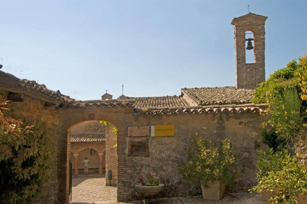 Hotel Athena Spoleto Bagian luar foto